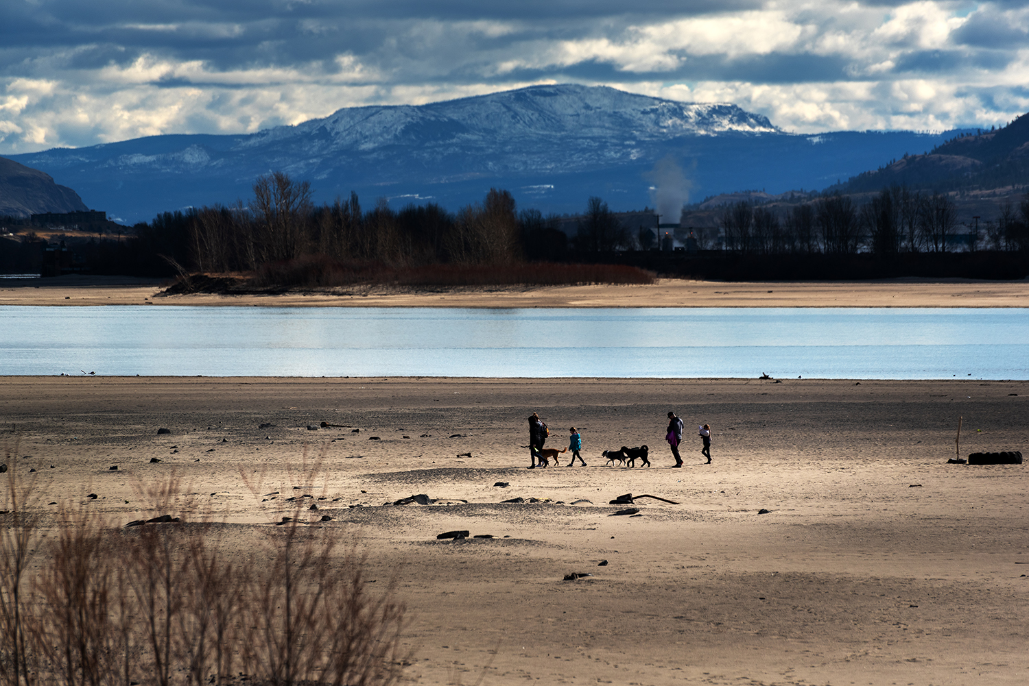Kamloops Other people walking through the beach with a long lake